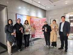 女教职工们正在工会工做的指导下领取属